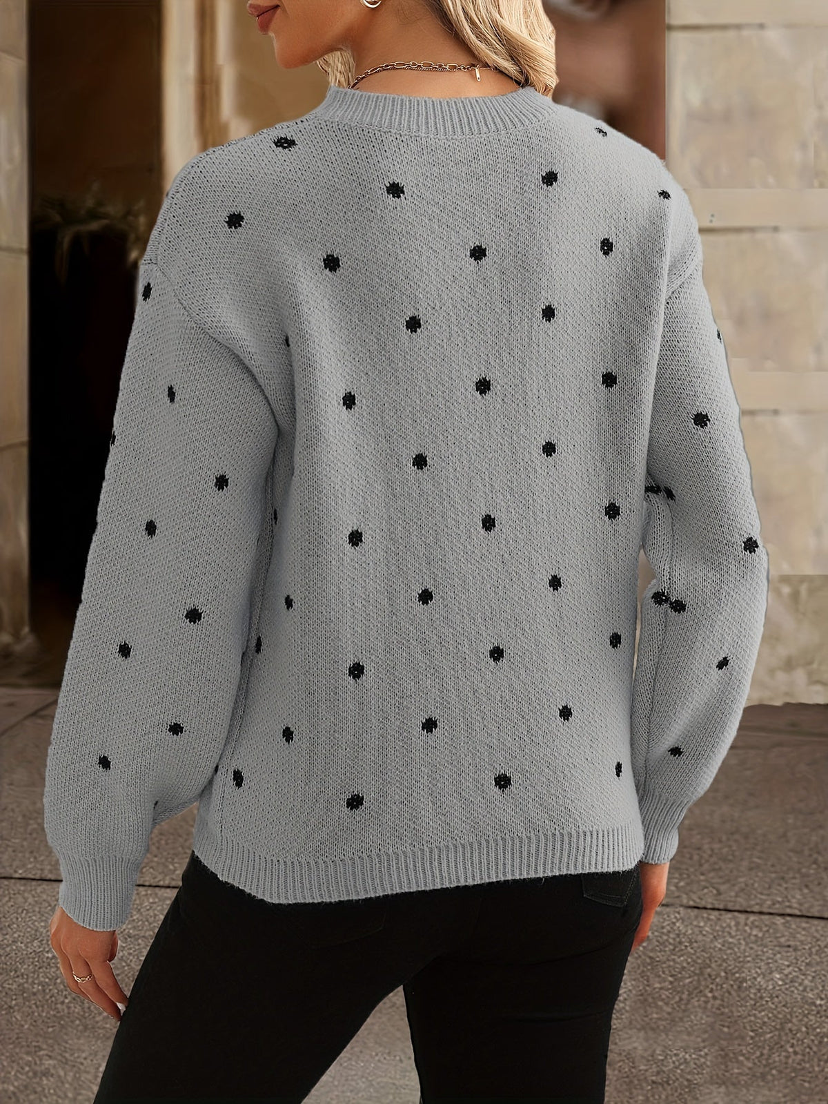 Maglione da donna beige in maglia con pois neri
