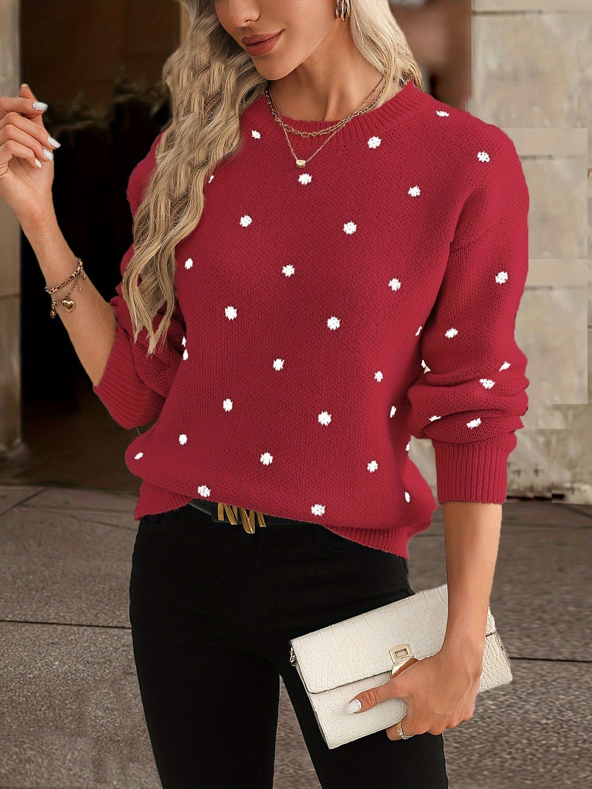Maglione da donna beige in maglia con pois neri