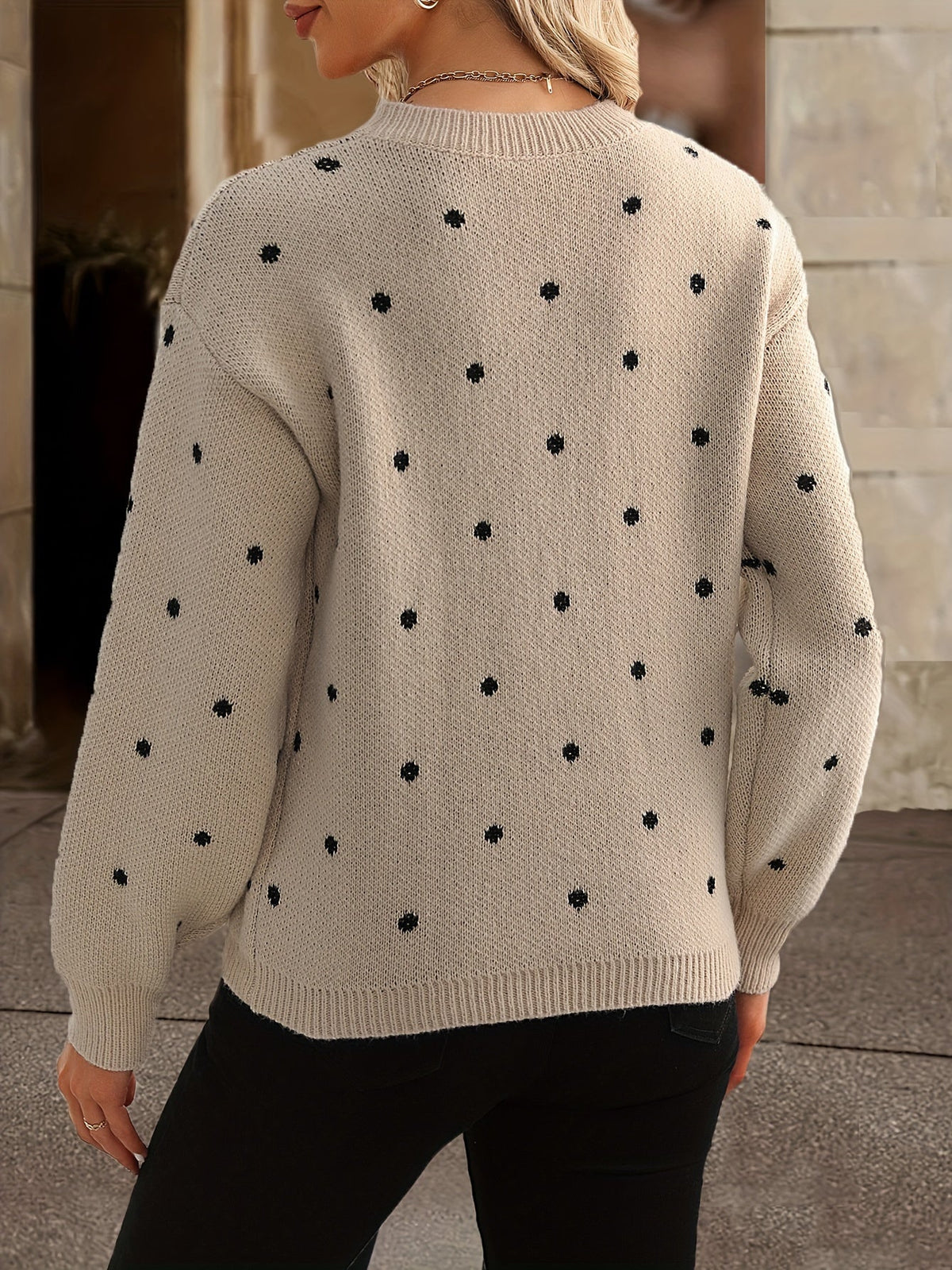 Maglione da donna beige in maglia con pois neri