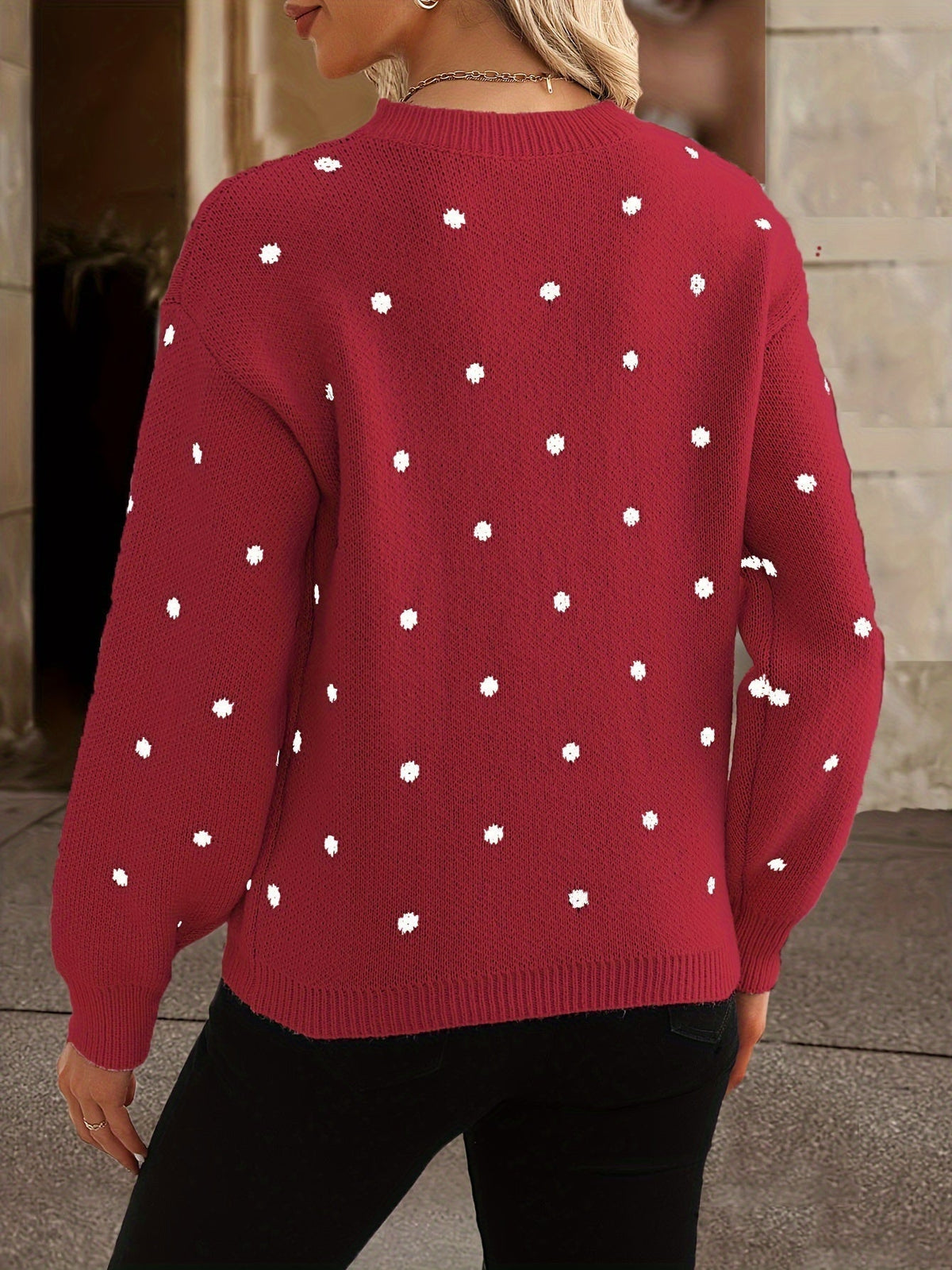 Maglione da donna beige in maglia con pois neri