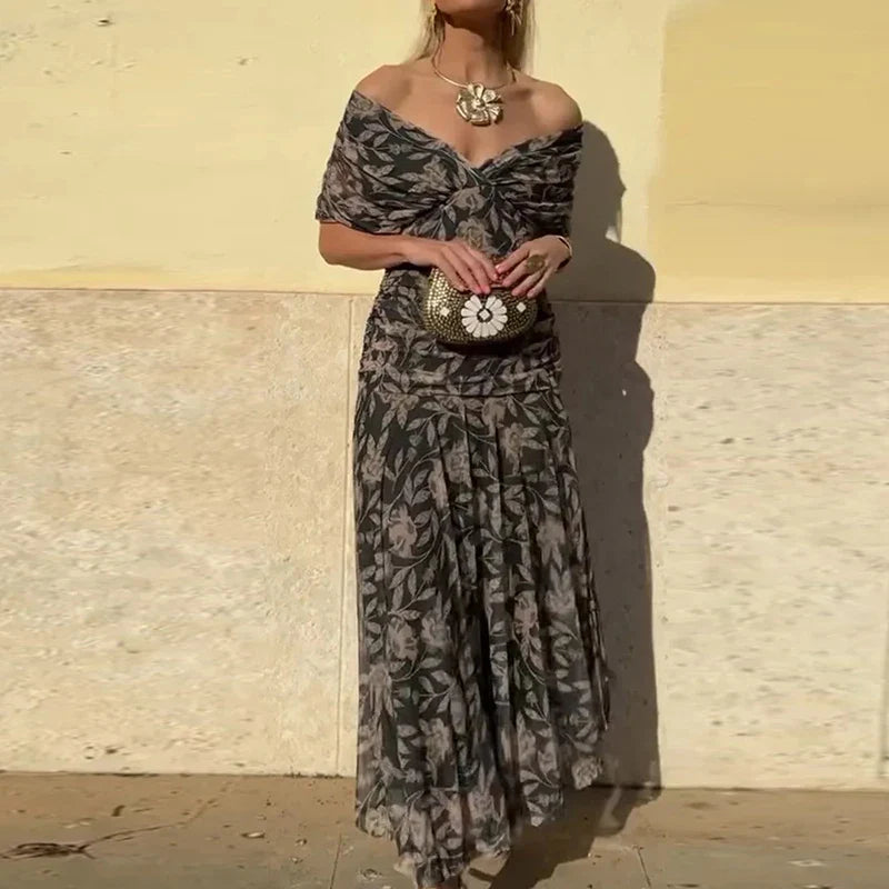Vestido largo floral para invitadas de boda con escote bardot y cintura fruncida