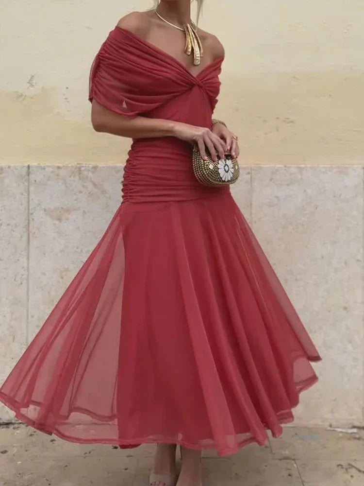 Vestido largo floral para invitadas de boda con escote bardot y cintura fruncida