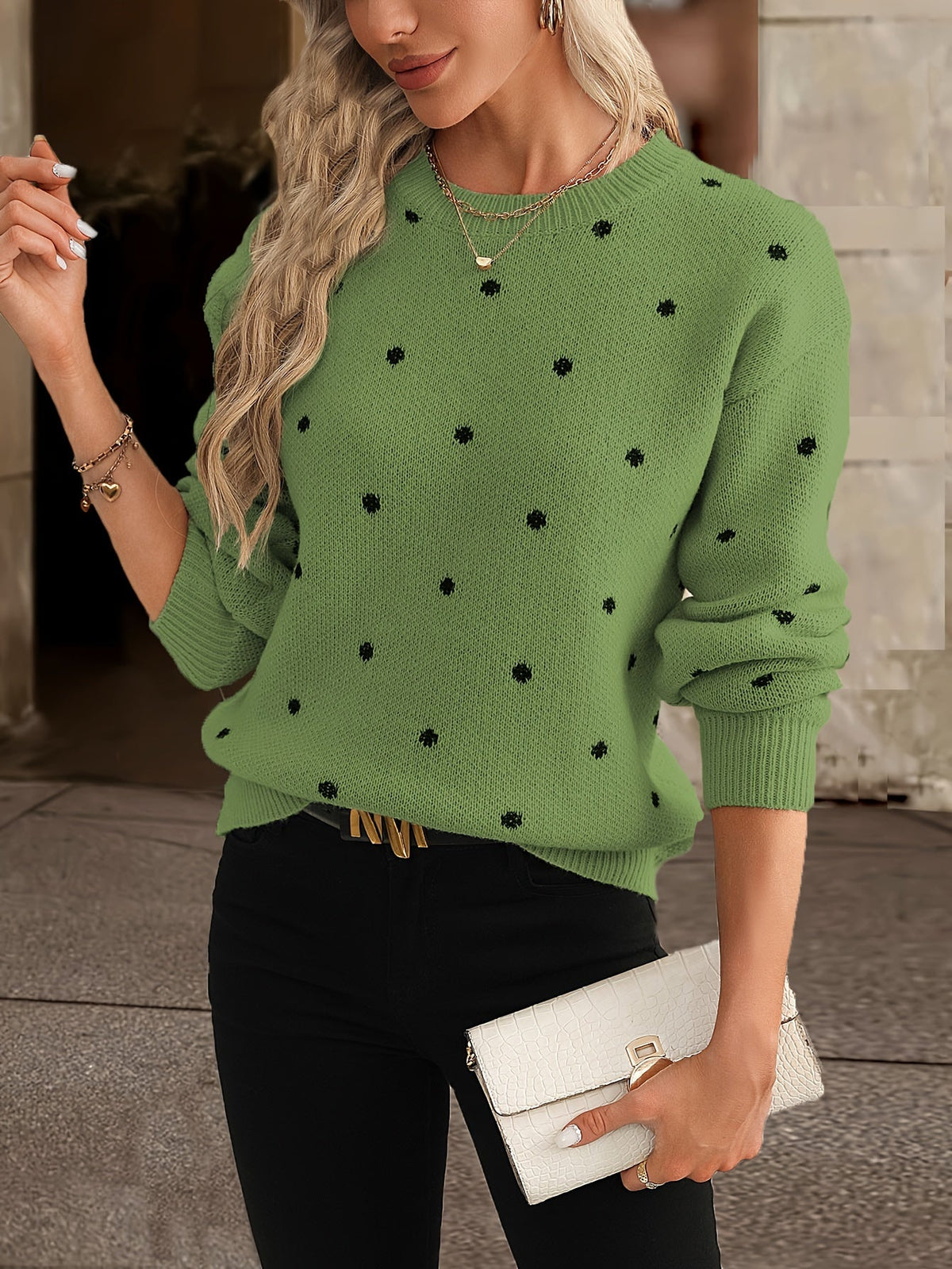 Maglione da donna beige in maglia con pois neri
