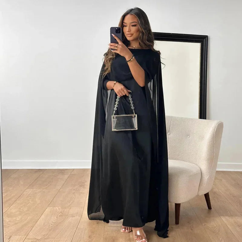 Abito lungo elegante da donna con mantella fluente