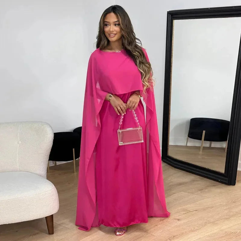 Abito lungo elegante da donna con mantella fluente