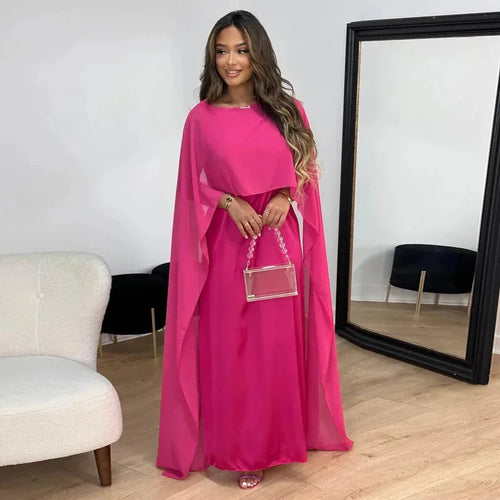 Abito lungo elegante da donna con mantella fluente