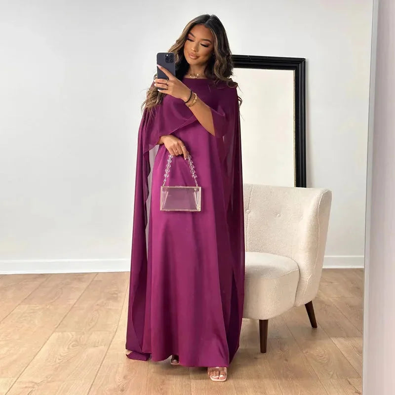 Abito lungo elegante da donna con mantella fluente