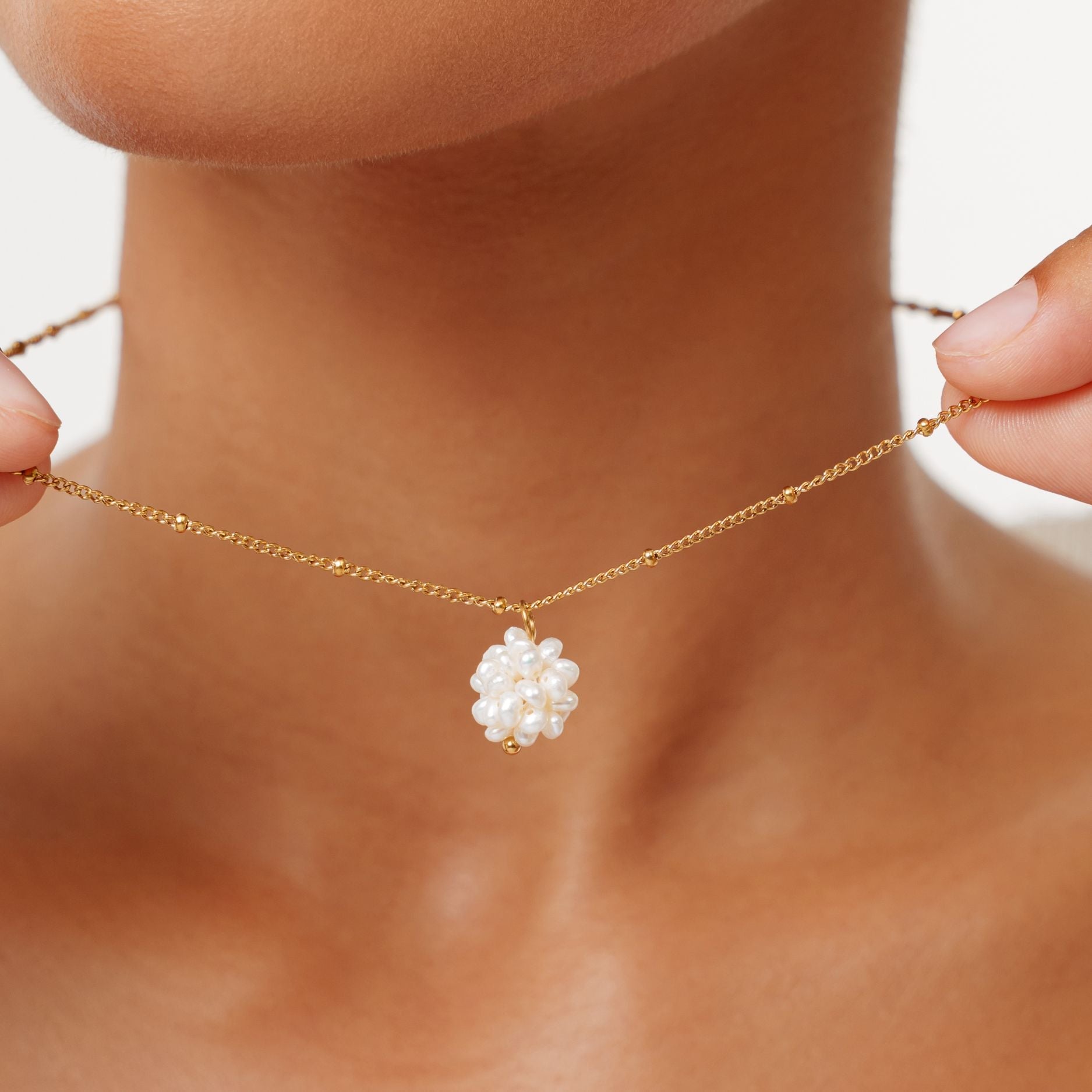 Tiny Pearls Necklace